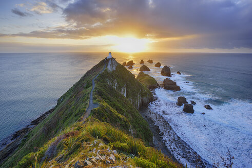 Neuseeland, Südinsel, Southern Scenic Route, Catlins, Nugget Point Lighthouse bei Sonnenaufgang - RUEF01878