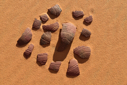 Algerien, Tassili n'Ajjer-Nationalpark, Wüste Sahara, zerbrochene neolithische Töpferware - ESF01589