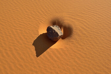 Algeria, Tassili n'Ajjer National Park, Sahara desert, ripple marks around a rock - ESF01590