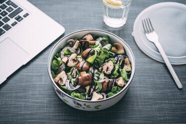 Lunchpaket mit Feldsalat, Zwiebeln, gebratenen Champignons, Zwiebeln und Balsamico - IPF00447