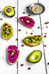 Baguette mit Guacomole und Rote-Bete-Hummus, gerösteten Kichererbsen und Tahin-Dressing - SARF03690