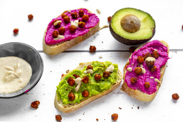 Baguette mit Guacomole und Rote-Bete-Hummus, gerösteten Kichererbsen und Tahin-Dressing - SARF03692