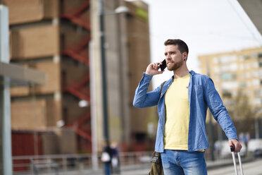 Junger Mann mit Smartphone am Bahnhof - JSMF00156