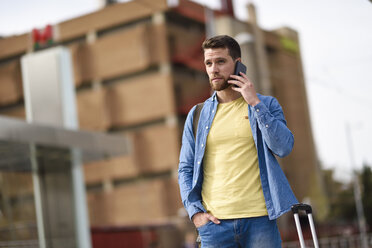 Junger Mann mit Smartphone am Bahnhof - JSMF00159