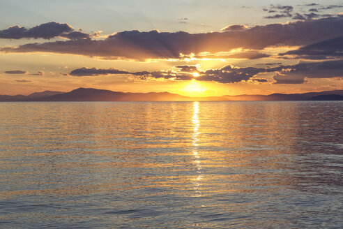 Griechenland, Ionisches Meer, Ionische Inseln, Kalamos bei Sonnenuntergang - MAMF00080