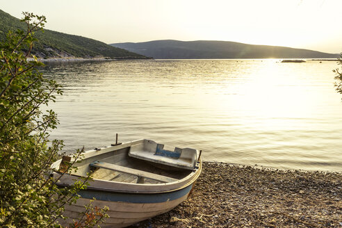 Griechenland, Pelion, Pagasetischer Golf, Boot am Strand bei Sonnenuntergang - MAMF00084