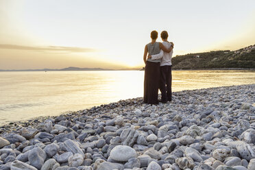 Griechenland, Pelion, Paar genießt den Sonnenuntergang am Strand - MAMF00086