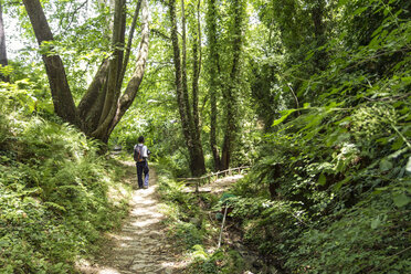 Griechenland, Pelion, Tsagarada, Wanderer auf Wanderweg - MAMF00088