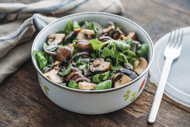 Lunchpaket mit Feldsalat, Zwiebeln, gebratenen Champignons, Zwiebeln und Balsamico - IPF00450