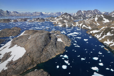 Grönland, Ostgrönland, Luftaufnahme der Insel Ammassalik und eines Fjords mit Pack- oder Treibeis - ESF01610