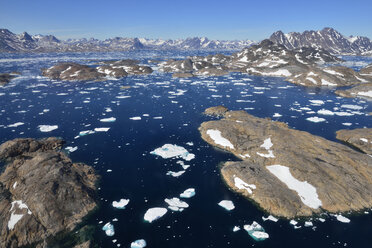 Grönland, Ostgrönland, Luftaufnahme der Insel Ammassalik und eines Fjords mit Pack- oder Treibeis - ESF01611