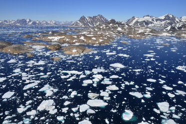 Grönland, Ostgrönland, Luftaufnahme der Insel Ammassalik und eines Fjords mit Pack- oder Treibeis - ESF01612