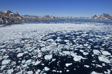 Grönland, Ostgrönland, Luftaufnahme der Insel Ammassalik und eines Fjords mit Pack- oder Treibeis - ESF01613