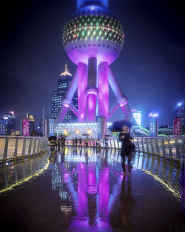 China, Shanghai, Pudong, Oriental Pearl Fernsehturm und Fußgängerbrücke bei regnerischer Nacht - SPPF00034