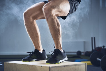 Nahaufnahme eines Mannes beim Boxsacksprung im Fitnessstudio - BSZF00305