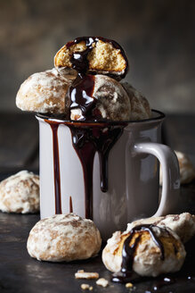 Russischer Lebkuchen in Tasse mit Schokoladensauce - CSF29084