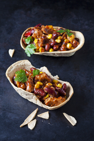 Vegetarisches Chili mit in Streifen geschnittenem Sojafleisch in essbaren Schalen, lizenzfreies Stockfoto