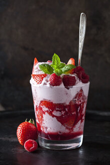 Dessert mit Schlagsahne, Erdbeeren und Himbeeren - CSF29173