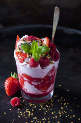 Dessert mit Schlagsahne, Erdbeeren und Himbeeren - CSF29174