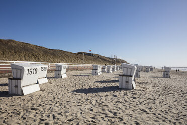 Deutschland, Schleswig-Holstein, Nordfriesland, Westerland, Sylt, Strand und Strandkörbe mit Kapuze - WIF03498