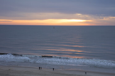 Deutschland, Schleswig-Holstein, Nordfriesland, Westerland, Sylt, Strand bei Sonnenuntergang - WIF03499