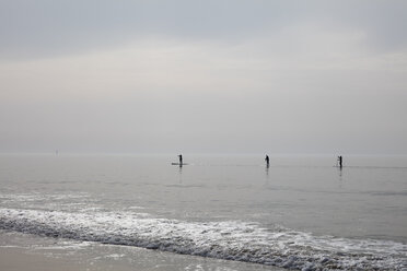 Deutschland, Schleswig-Holstein, Sylt, Stand up paddle surfing - WIF03510