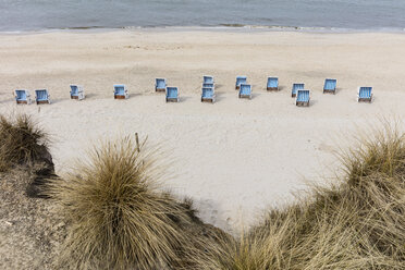 Germany, Schleswig-Holstein, Sylt, beach and empty hooded beach chairs - WIF03512