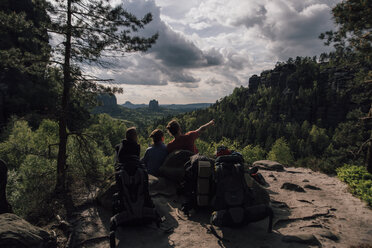 Germany, Saxony, Elbe Sandstone Mountains, friends on a hiking trip having a break - GUSF00731