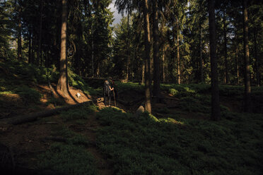 Tschechien, Böhmische Schweiz, Elbsandsteingebirge, Pärchen auf Wandertour - GUSF00738