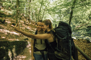 Zwei junge Frauen auf einem Wanderausflug machen ein Selfie - GUSF00742