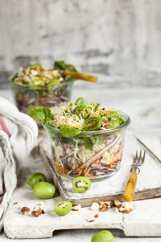 Quinoa-Salat mit Feldsalat, Kraut, Mini-Kiwi und Haselnüssen, lizenzfreies Stockfoto