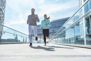 Couple running in the city - DIGF04041