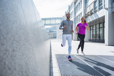 Couple running in the city - DIGF04047