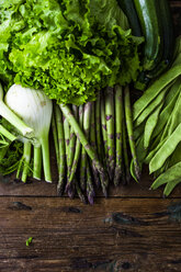 Green asparagus, salad, zucchini, fennel and pea pods - GIOF03916