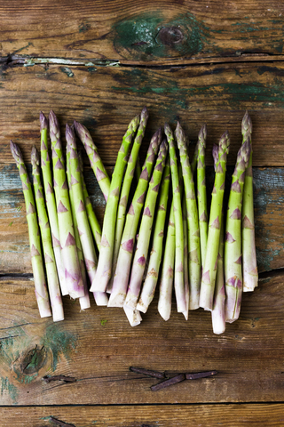 Grüner Spargel auf Holz, lizenzfreies Stockfoto