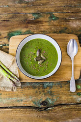 Fresh green asparagus, asparagus soup in bowl - GIOF03924