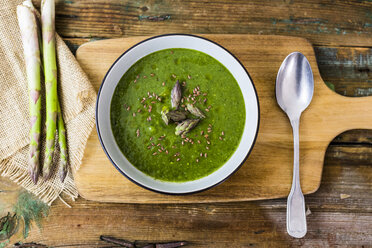 Fresh green asparagus, asparagus soup in bowl - GIOF03925