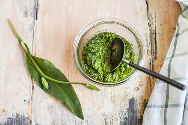 Vegan pesto made from ramson, almonds, olive oil - SBDF03573