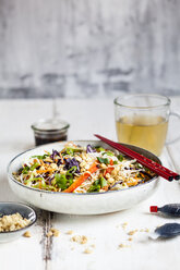 Salat mit Glasnudeln, Kohl, Karotten, Paprika, Frühlingszwiebeln, Erdnüssen und scharfem Thai-Dressing - SBDF03578