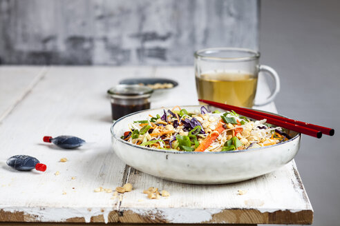 Salat mit Glasnudeln, Kohl, Karotten, Paprika, Frühlingszwiebeln, Erdnüssen und scharfem Thai-Dressing - SBDF03580