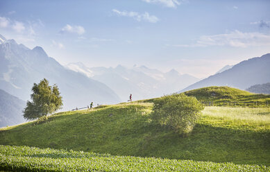 Österreich, Tirol, Patsch, Athleten laufen in Berglandschaft - CVF00332
