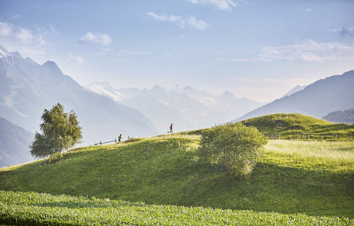 Austria, Tyrol, Patsch, athletes running in mountainscape - CVF00332