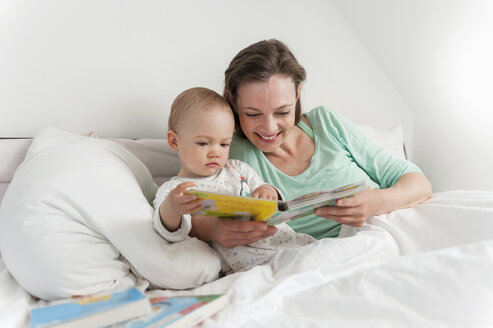 Mutter und Baby im Bett lesen Bilderbuch - DIGF04072