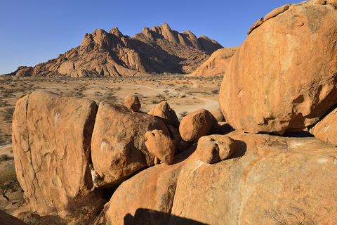 Afrika, Namibia, Erongo-Provinz, Spitzkoppe, Blick auf die Pontok-Berge, lizenzfreies Stockfoto