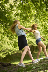 Zwei beste Freunde tanzen zusammen in der Natur - BEF00003