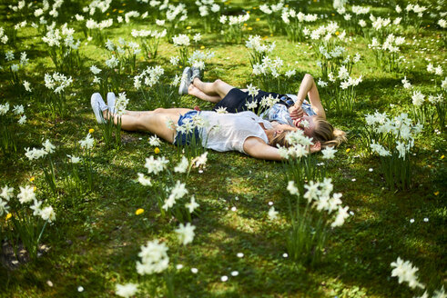 Zwei Freunde entspannen sich auf einer Blumenwiese - BEF00008