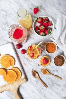 Erdbeer-Orangen-Smoothie mit Kurkuma und Zimt auf Marmor - RTBF01239