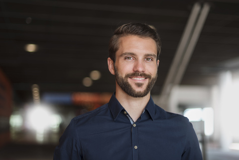 Porträt eines lächelnden jungen Geschäftsmannes, lizenzfreies Stockfoto