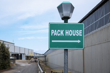 Schild für Packhaus am Laternenpfahl - ZEF15402