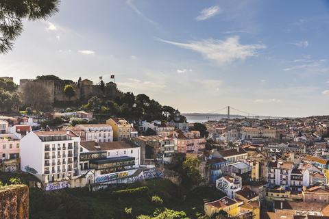 Portugal, Lissabon, Stadtansicht mit Castelo Sao Jorge, lizenzfreies Stockfoto